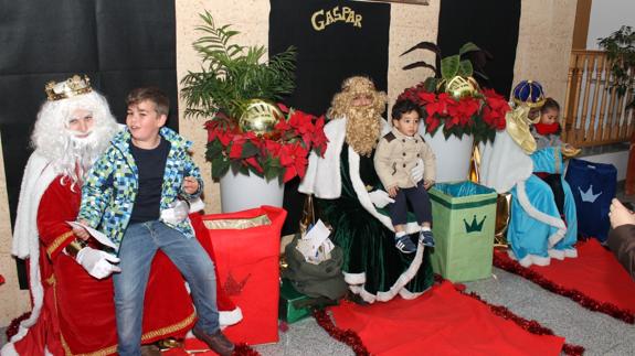 Los Reyes Magos con algunos niños valverdeños