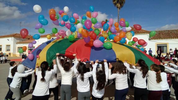 Suelta de globos en la celebración del Día de la Paz