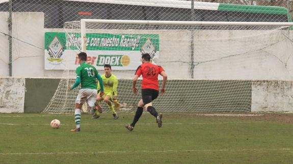 José Mari se marcha para marcar el 2-1