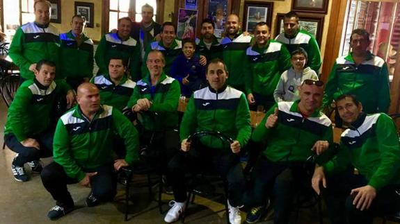 El equipo de Veteranos Valverde celebrando la victoria en El Chiringuito