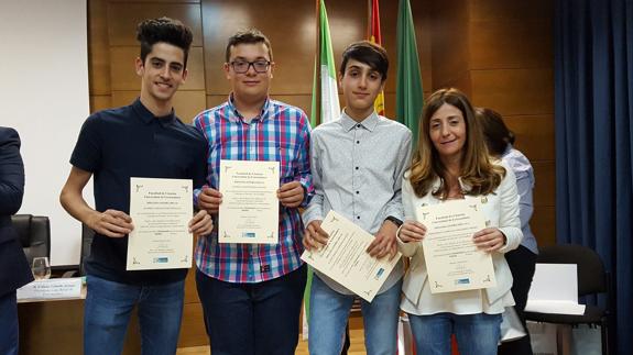 Florencio Díaz, Carlos Becerra y Enrique Ambrona, con su primer premio.