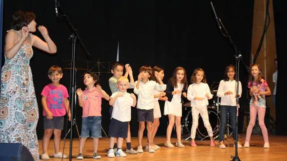 Alumnos del nuevo aula llamado Música y Movimiento