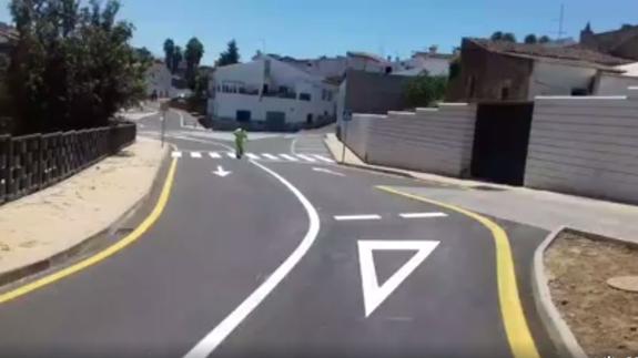 Calle que baja hacia la nueva rotonda en la zona de La Cascada