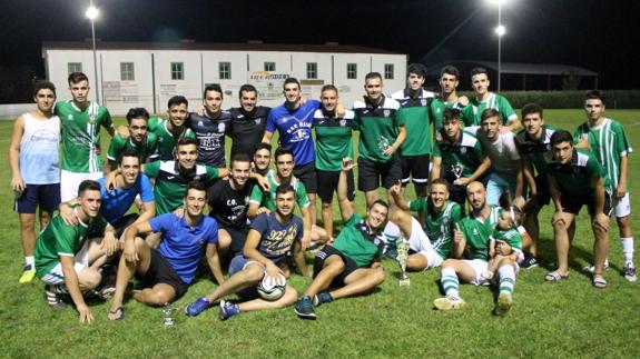 La plantilla posa junto al trofeo conseguido