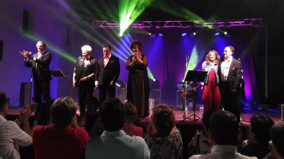 Los miembros de Mocedades y Raquel Palma son despedidos con una fuerte ovación