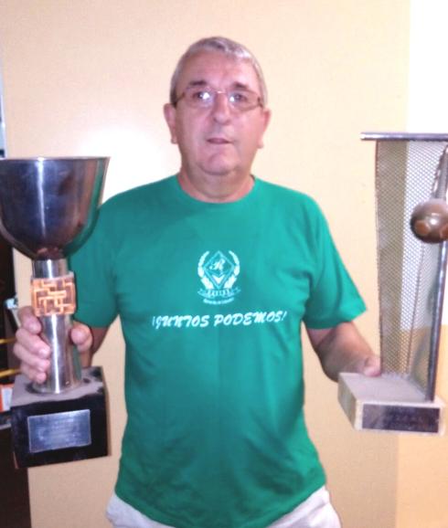 Jero con sus trofeos
