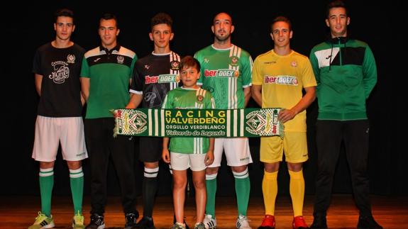 Jugadores del Racing Valverdeño con las equipaciones