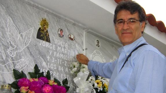 Manuel de la Encarnación Jorge, arreglando el nicho de su familia