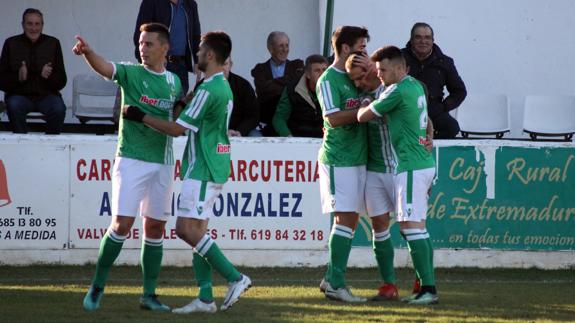 Celebración del primer gol de Borja Romero