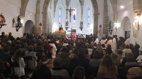 Los fieles rezan dentro de la parroquia de San Bartolomé