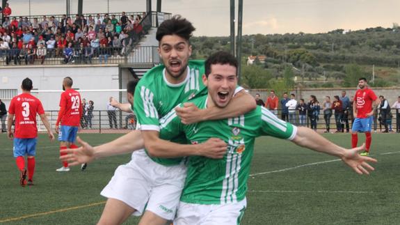 Loiro y Alejandro celebran con la afición el cero a tres del Racing Valverdeño