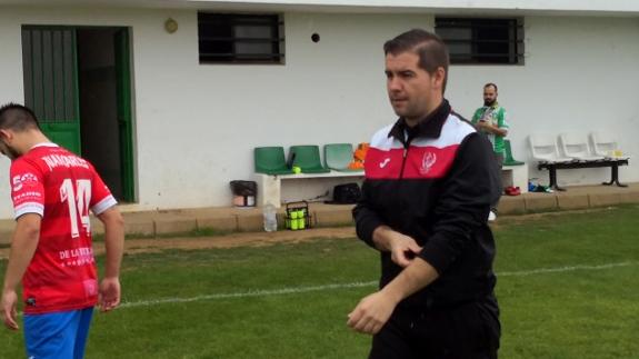 César Cuéllar en el último encuentro que ha dirigido contra La Estrella en el que ha conseguido ascender a Tercera División