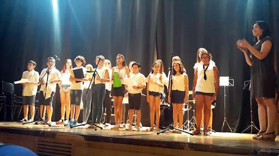 Actuación de los alumnos del coro