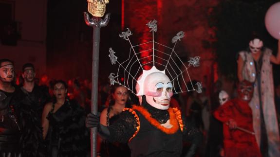 La Diabla escapa de la iglesia