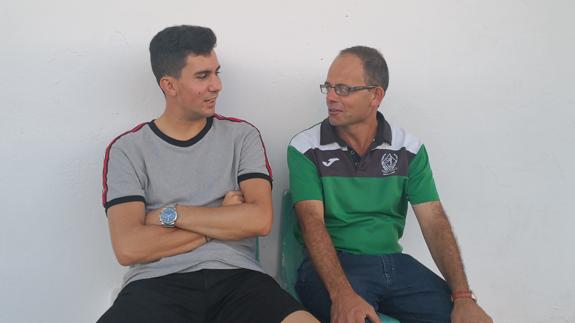 Una vez pasado el susto, José Mari y Pedro, intercambian opiniones sobre lo sucedido en Valdelacalzada