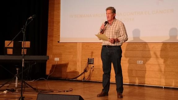 Luis Zahiños recitando su poesía