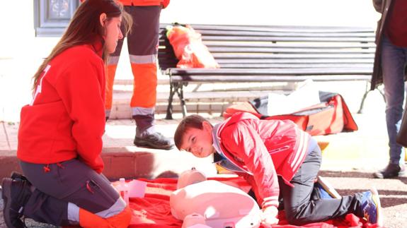 Un pequeño valverdeño realizando una reanimación cardio pulmonar