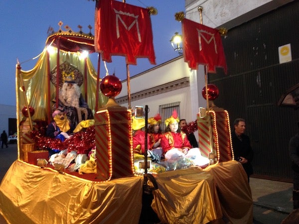 El rey Gaspar y su séquipo acompañado de multitud de niños y gran cantidad de caramelos que luego repartirían