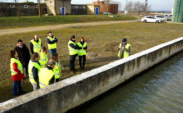 Representantes de la mancomunidad, de la diputación y de los ayuntamientos implicados visitan la estación de tratamiento de Villafranca de los Barros. 