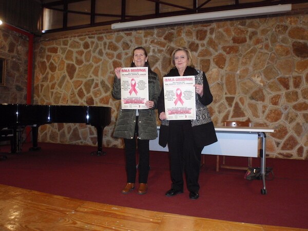 Miembros de la Asociación Oncológica 'Esperanza de Vida' con el cartel de la gala benéfica. 