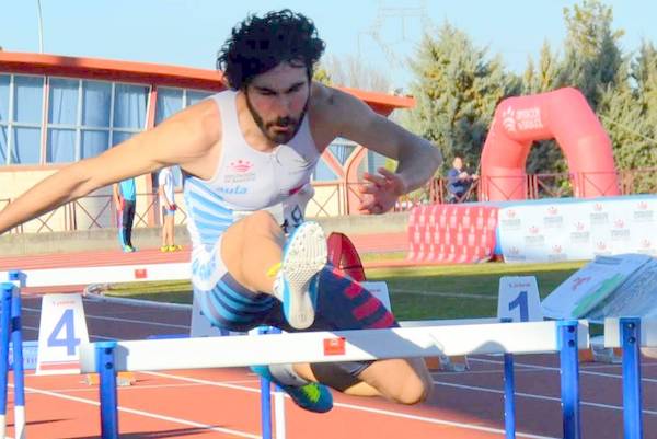 Salto de valla, una de las disciplinas del campeonato de España. 