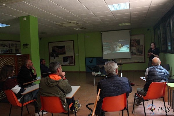 Una técnico de AMUS en una sesión formativa en las instalaciones de esta asociación conservacionista. 