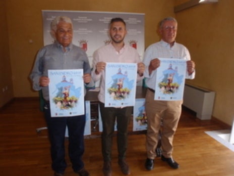 Pedro García Cortés (Hermano Mayor), Manolo García (tesorero) y Alfonso Solís (concejal de Festejos). 