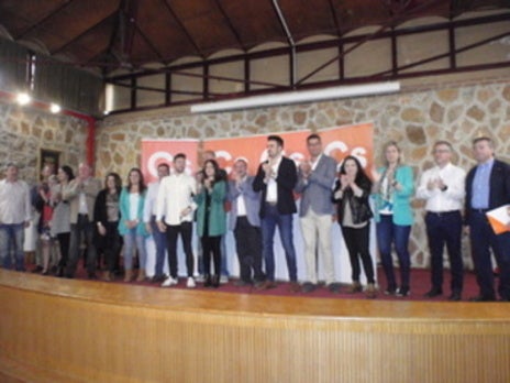 Foto de familia de la candidatura de Ciudadanos, con el cabeza de lista Juan Manuel Rama Mayo (5º por la derecha). 
