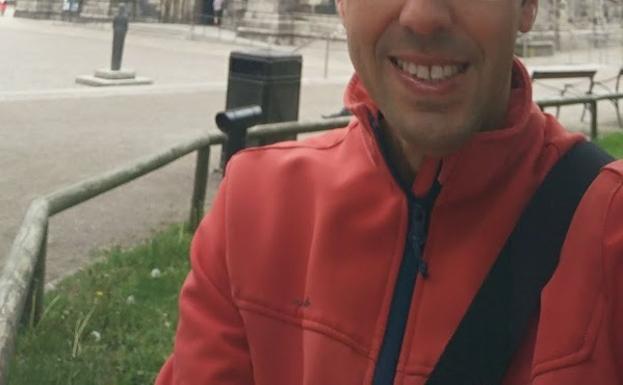 Diego Alías posa ante la catedral de Lund. 