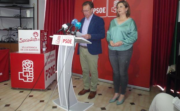 Andrés Moriano y Paqui Matamoros, durante la rueda de prensa en la Casa del Pueblo. 