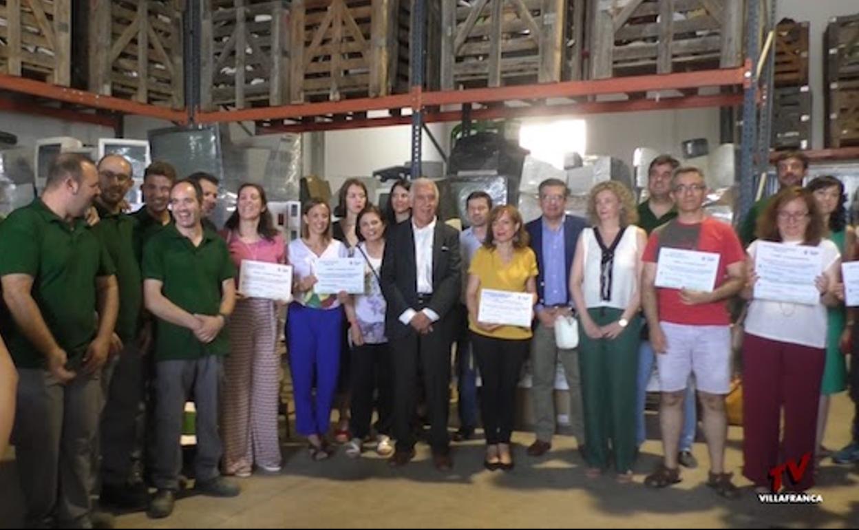 Los premiados con sus diplomas posan junto a las autoridades. 
