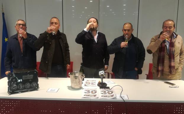 Los empresarios brindando con cava extremeño 