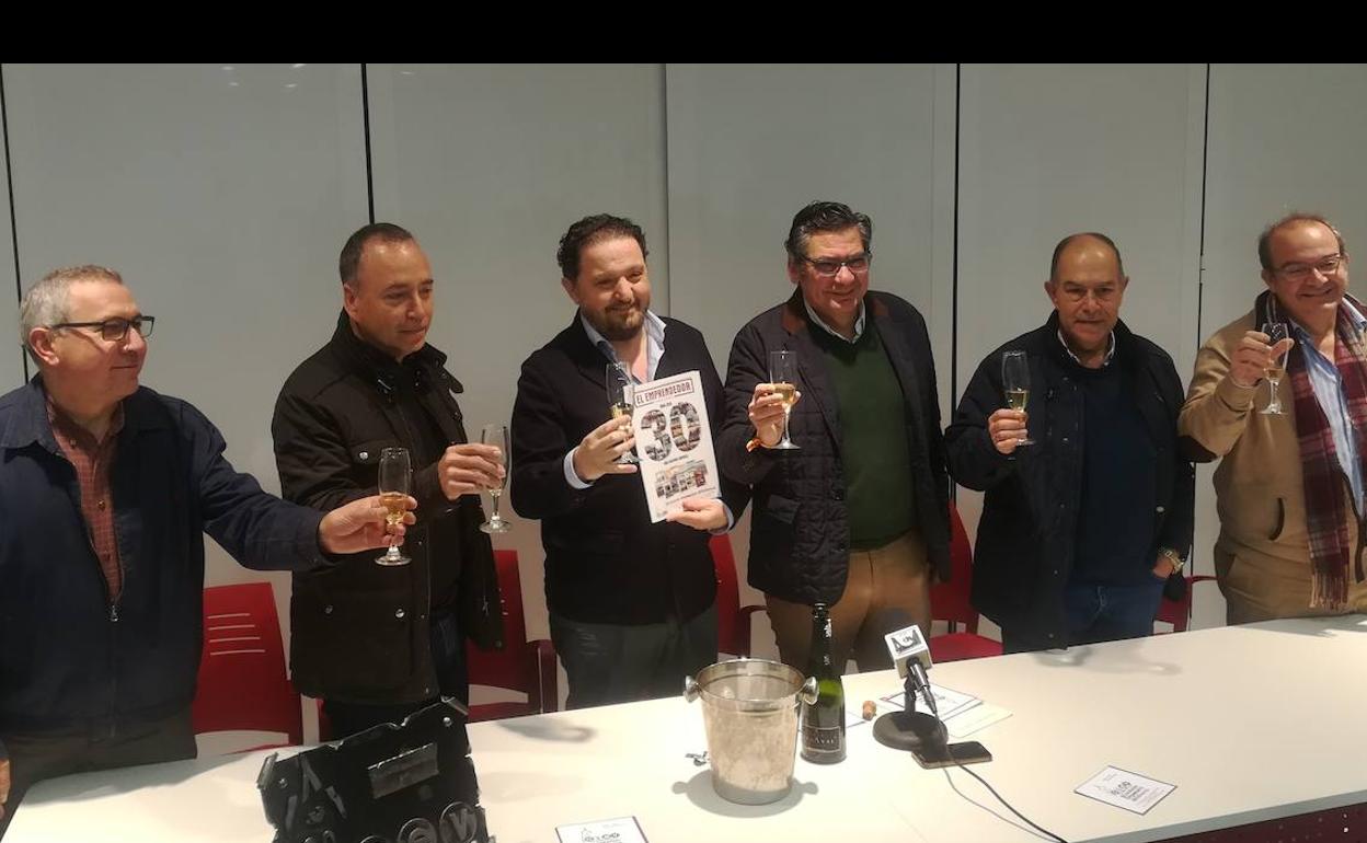 La asociación de empresarios de Villafranca presenta la revista 'El emprendedor Tierra de Barros' coincidiendo con su 30 aniversario