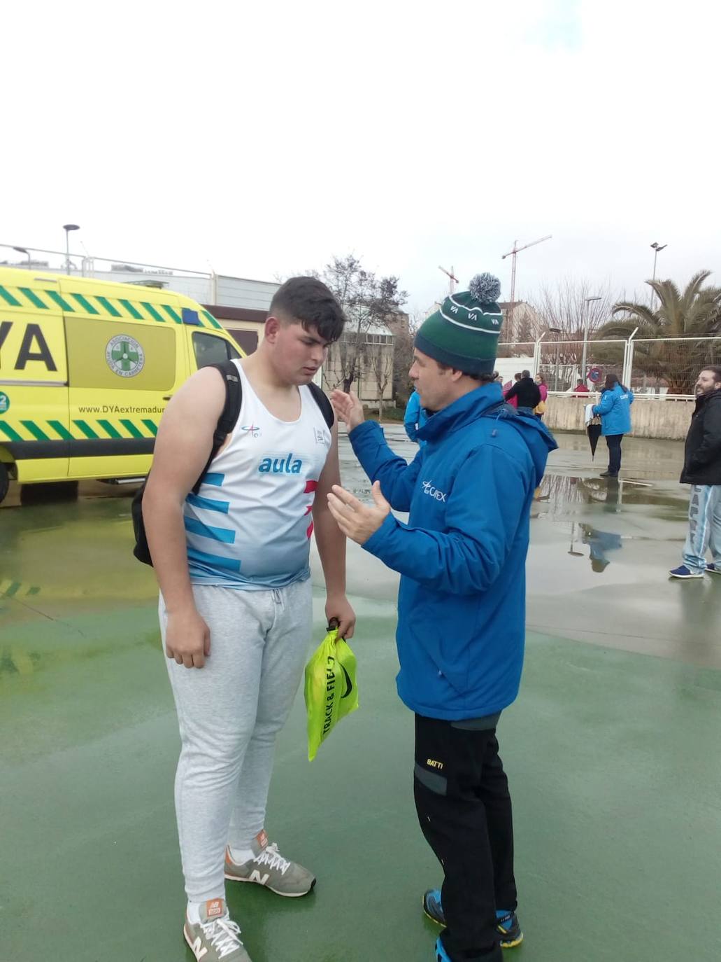 El atleta del CAPEX, David Merín, junto a su entrenador, José Ángel Rama