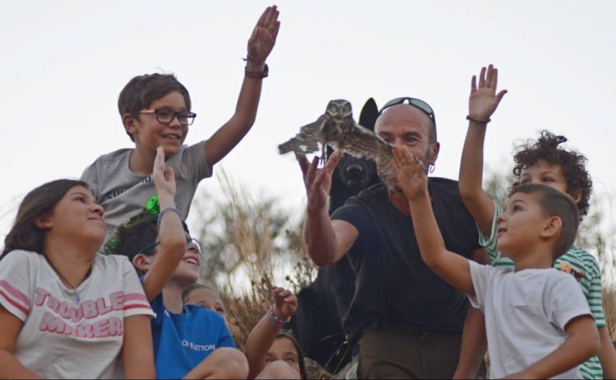 L@s alumn@s de la escuela de idiomas de Zafra participaron en la liberación de este mochuelo.Castellar Septiembre 2019 