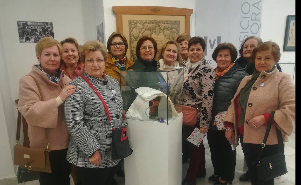 Inaugurada la exposición «De oficio bordadora» en el MUVI