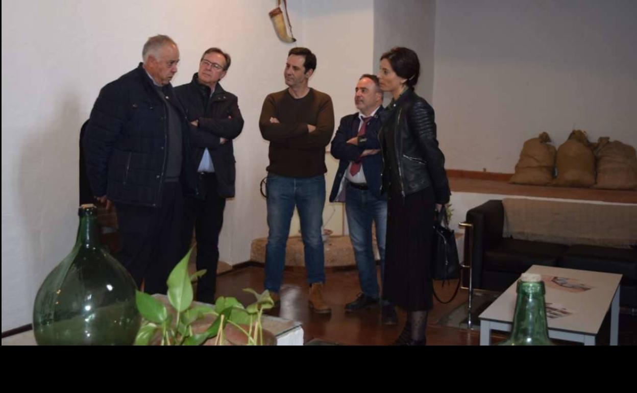 Nuria Flores visita el Albergue de Turismo de Villafranca
