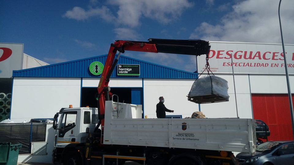 Un camión del ayuntamiento de Don Benito transporta el material 