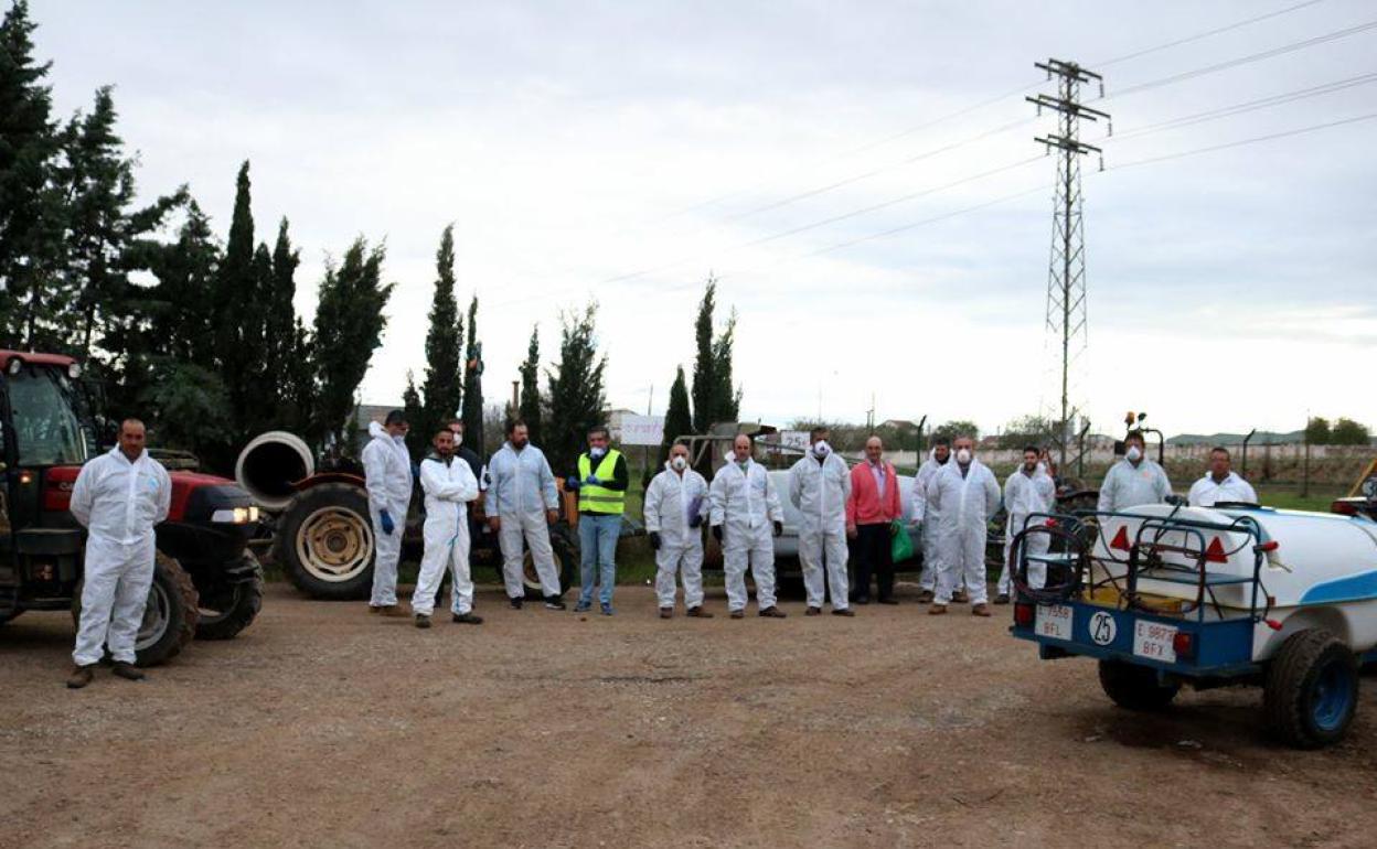 Los agricultores colaboran en la desinfección de las calles de Villafranca