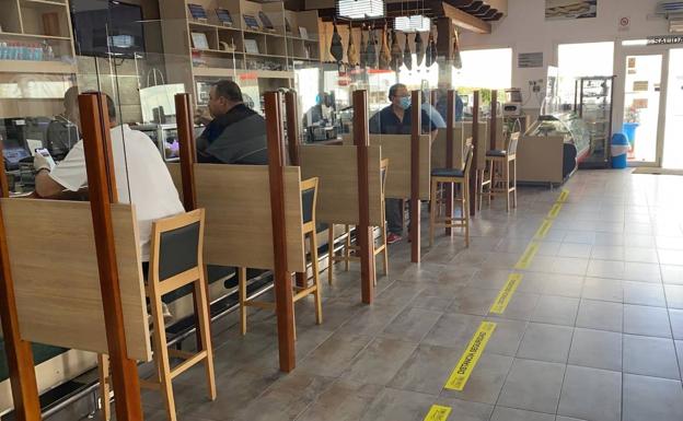 Transportistas en una de las instalaciones del empresario donde se ven las nuevas medidas de seguridad adopotadas 