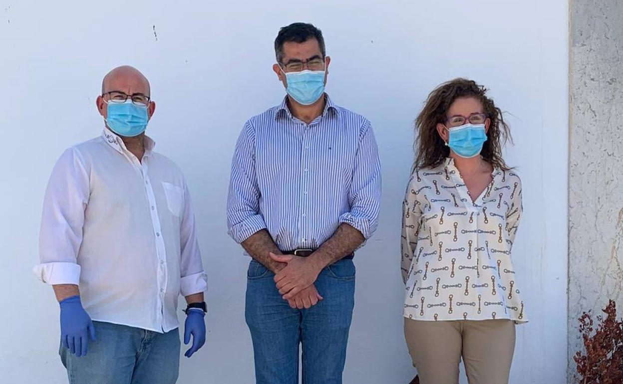 El alcalde de Villafranca junto a Miguel Ángel Ortiz y Esther Salamanca 