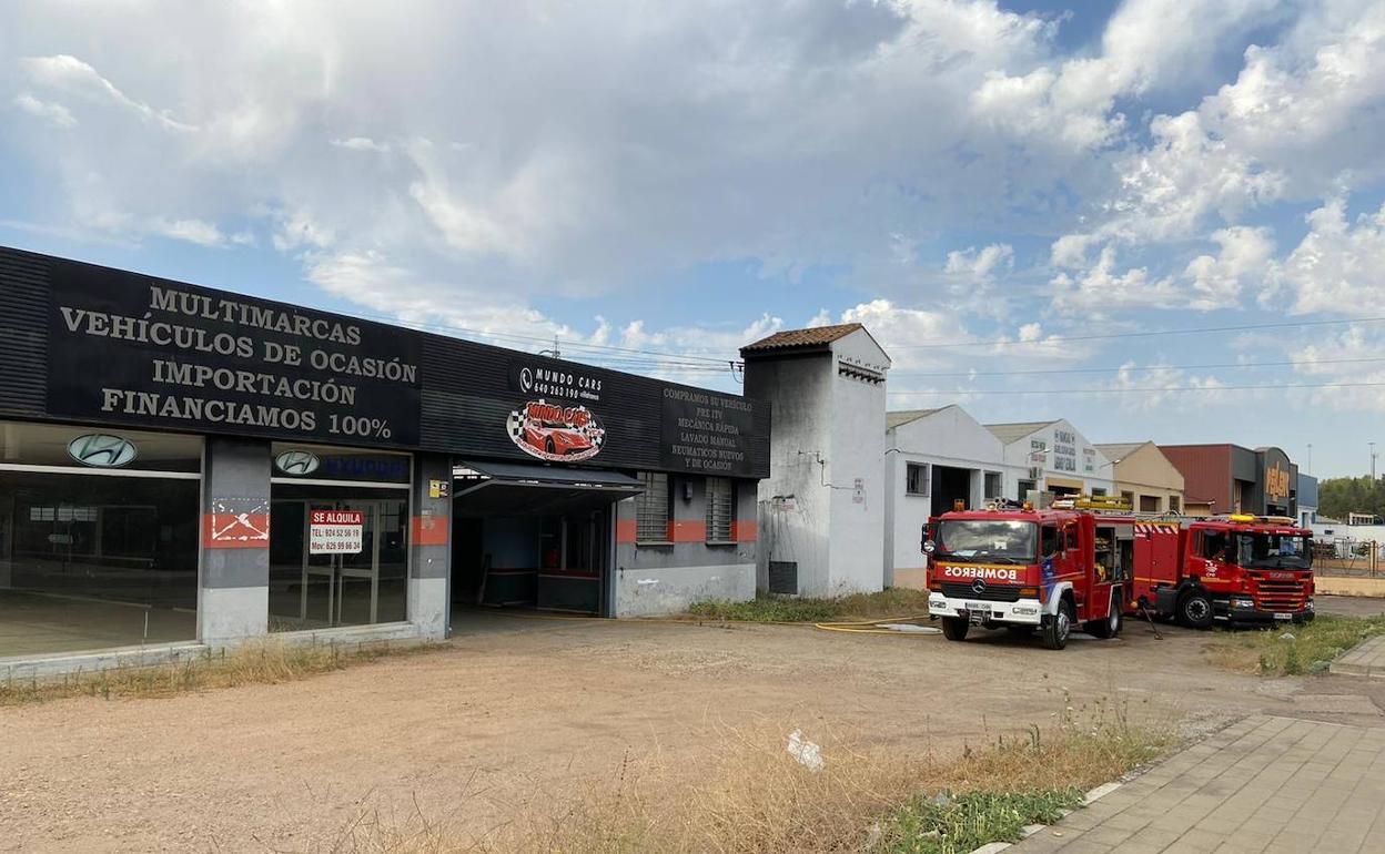 Estabilizado el incendio que ha calcinado multitud de neumáticos entre dos naves de Villafranca