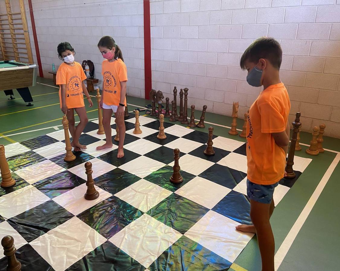 Los más pequeños de la Escuela posan delante de su miniatura 