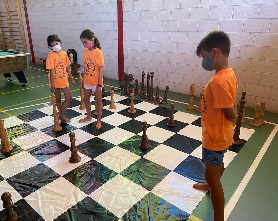 Los más pequeños de la Escuela posan delante de su miniatura 