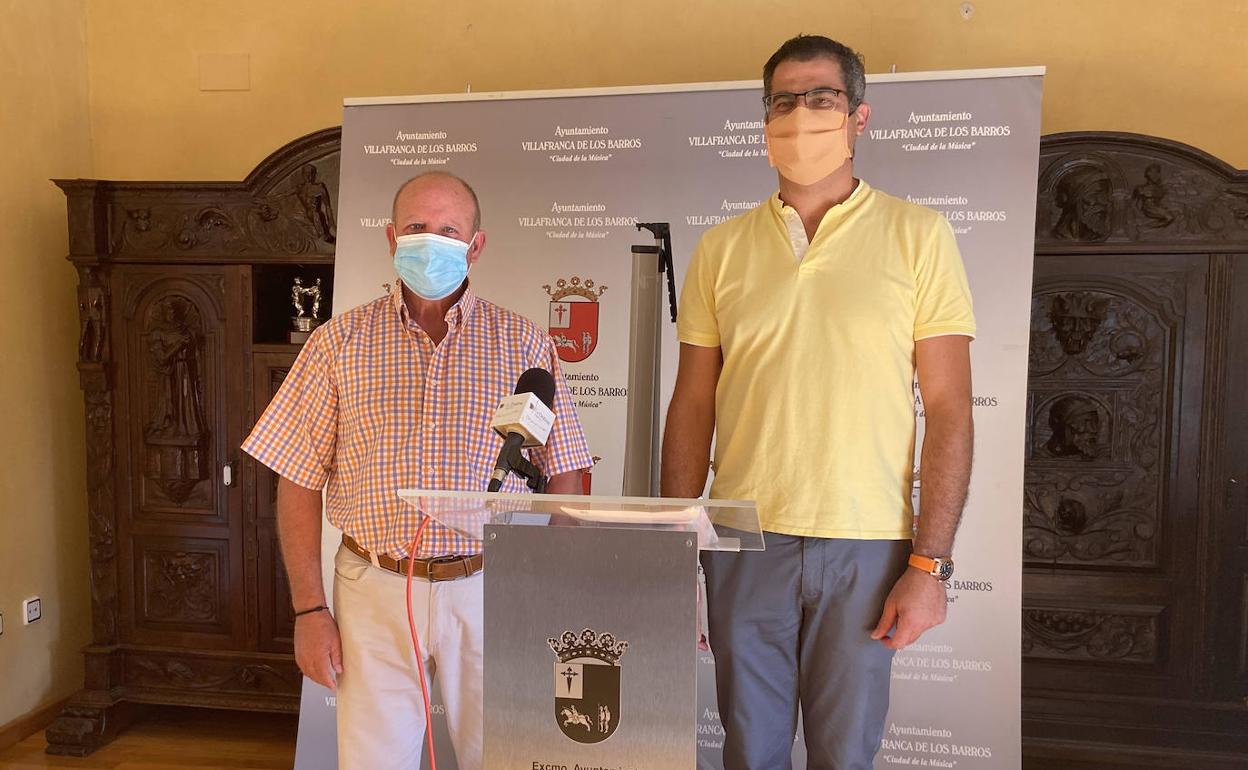 El director del Centro de Salud de Villafranca, José Luis Cidra, junto con el alcalde de la localidad, José Manuel Rama 