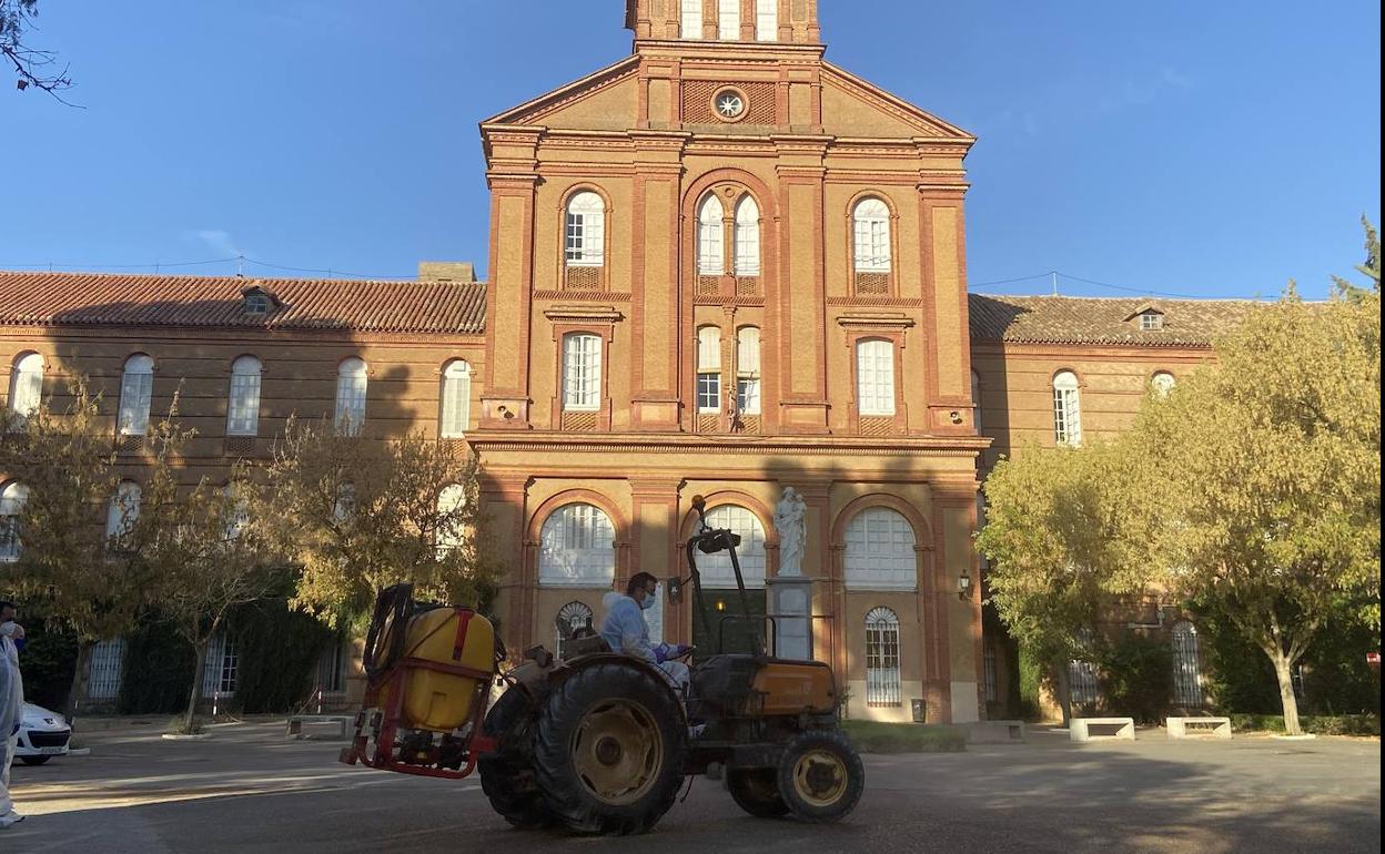 Cerca de veinte agricultores voluntarios desinfectaron ayer los centros educativos