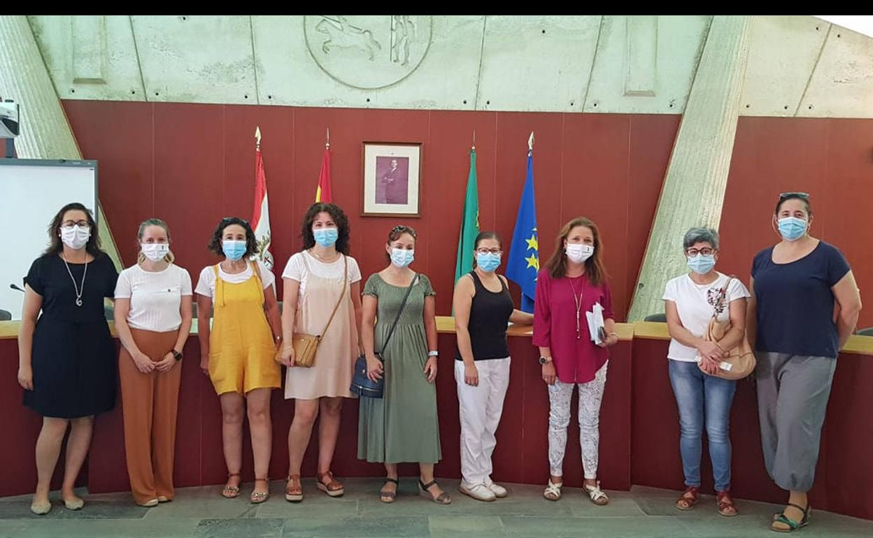 Limpiadoras de plantilla de los colegios junto a la concejala de Educación, Isabel García Ramos 