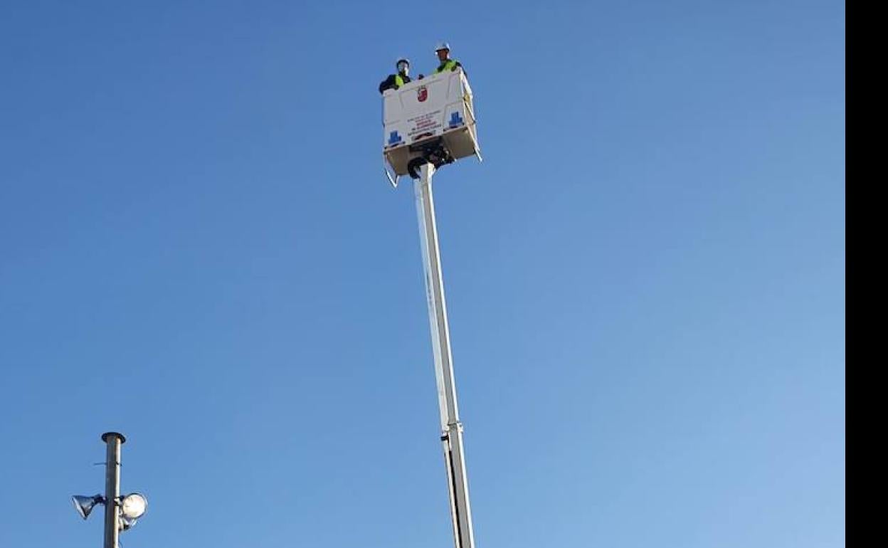 El servicio de infraestructuras del Ayuntamiento de Villafranca estrena vehículo plataforma portapersonas