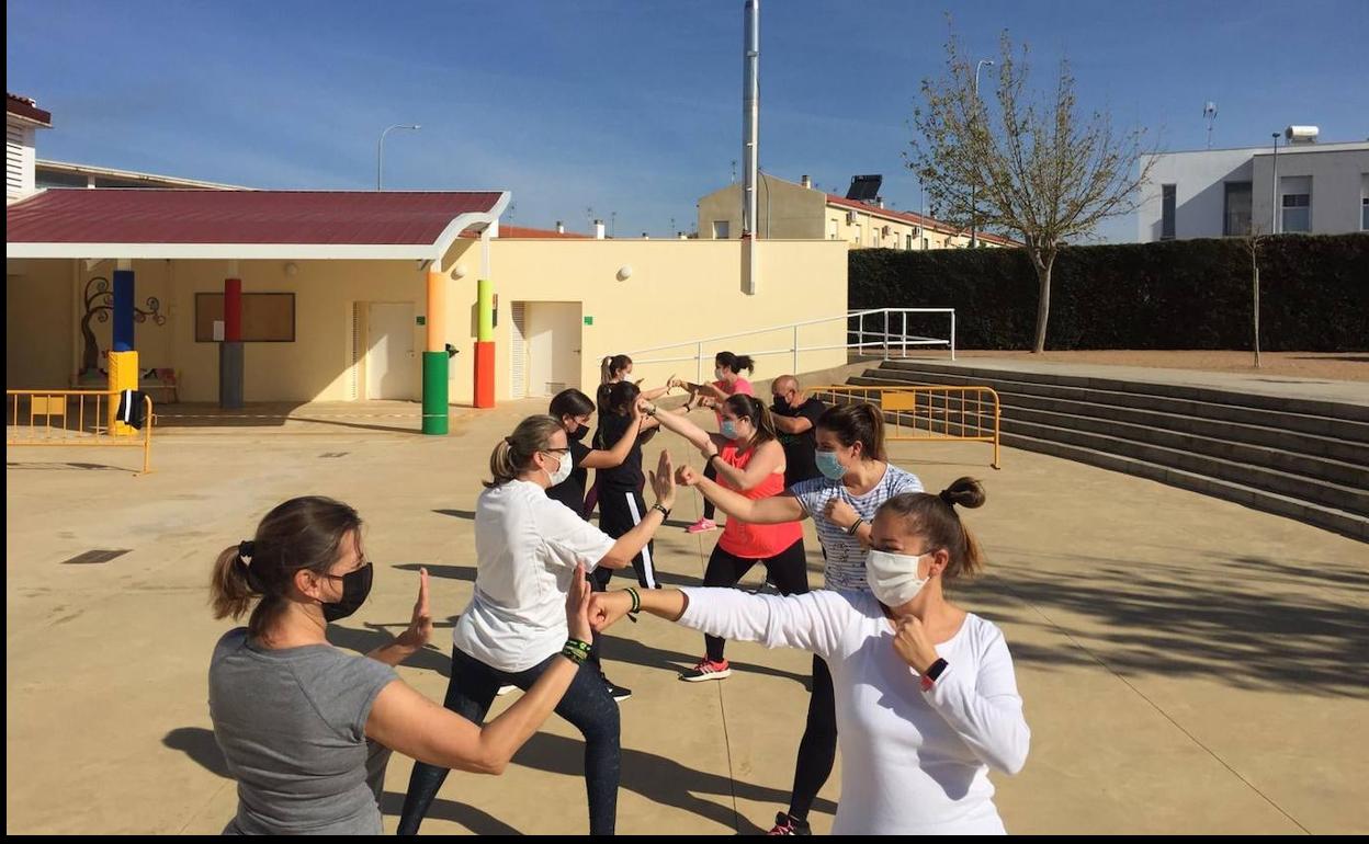 Casi 60 personas imparten el curso de defensa personal que organiza la Universidad Popular