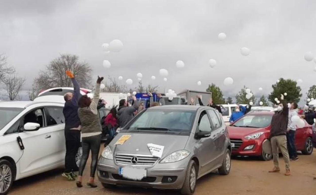 Comerciantes y hosteleros lanzan globos blancos al aire 